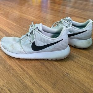 Light Gray Nike Roshe’s